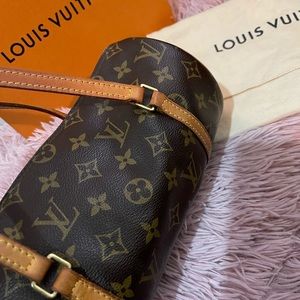 LOUIS VUITTON
Monogram Papillon 26